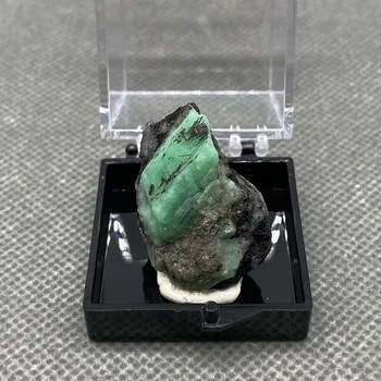 Dabīgais zaļais smaragds minerālu gem kvalitātes kristāla paraugi akmeņiem un kristāliem kvarca kristāli +Kārba 3,5 cm