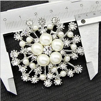 LNRRABC Pārdošanas Sievietes Puses Rhinestones Pērles Kāzu Burvīgs Lady Crystal Imitācija Sniegpārslas Pin Modes Broša