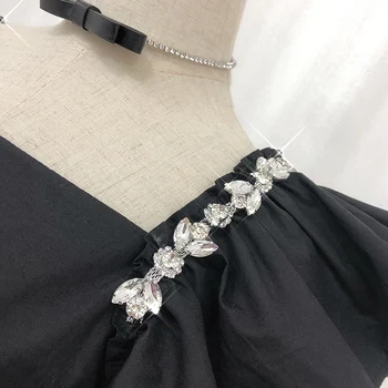 Ir 2021. Jauno Vasaras Dāmas Izsmalcinātu Rhinestone Spīdīgu Melnu Īss Krekls Sieviešu Modes Elegants Novājēšanu Jostas Puff Piedurknēm Blusas Augšu