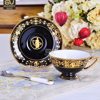 Eiropas kaula porcelāna kafijas tasi ar šķīvi un karoti Britu pēcpusdienas tēja reljefs zelta keramikas ziedu tējas tase dāvanu kastē